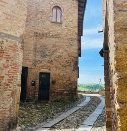 Castell’Arquato • Casa in sasso con giardino e terrazzo panoramico