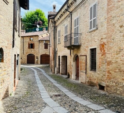 Castell’Arquato • Casa in sasso con giardino e terrazzo panoramico