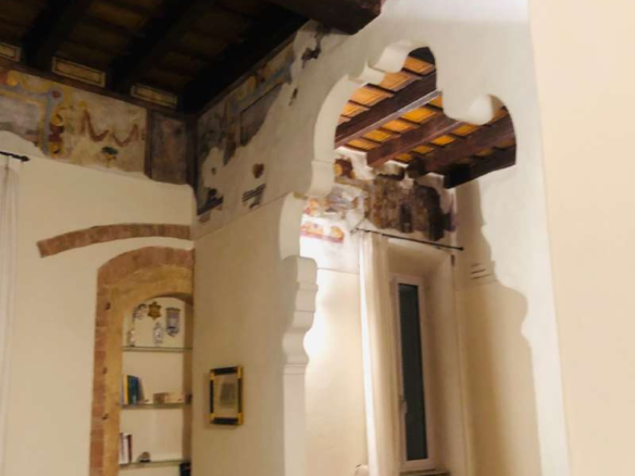 Appartamento affrescato in casa del 500