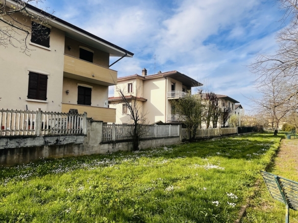 Villa indipendente con 2 appartamenti e giardino privato