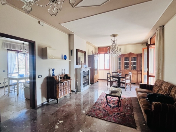 Villa indipendente con 2 appartamenti e giardino privato