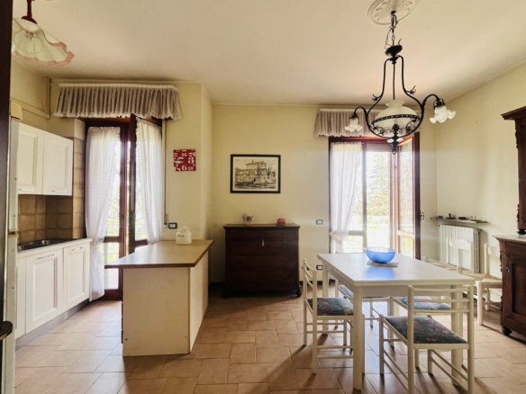 Villa indipendente con 2 appartamenti e giardino privato