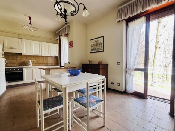 Villa indipendente con 2 appartamenti e giardino privato