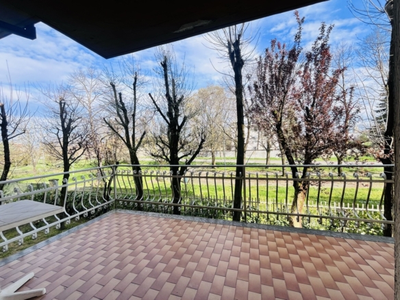 Villa indipendente con 2 appartamenti e giardino privato