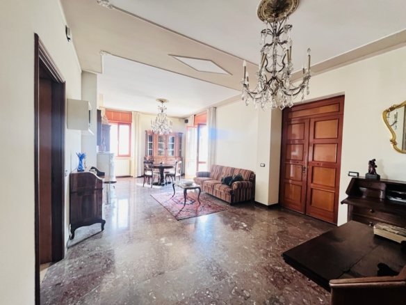Villa indipendente con 2 appartamenti e giardino privato
