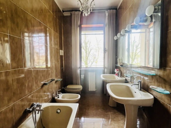 Villa indipendente con 2 appartamenti e giardino privato