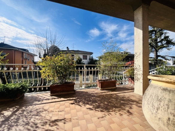 Villa indipendente con 2 appartamenti e giardino privato