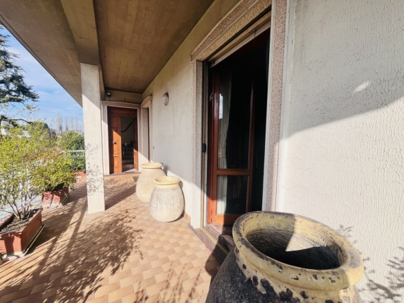 Villa indipendente con 2 appartamenti e giardino privato