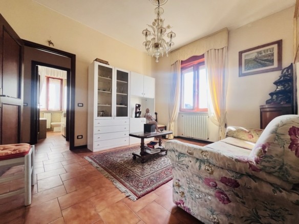 Villa indipendente con 2 appartamenti e giardino privato