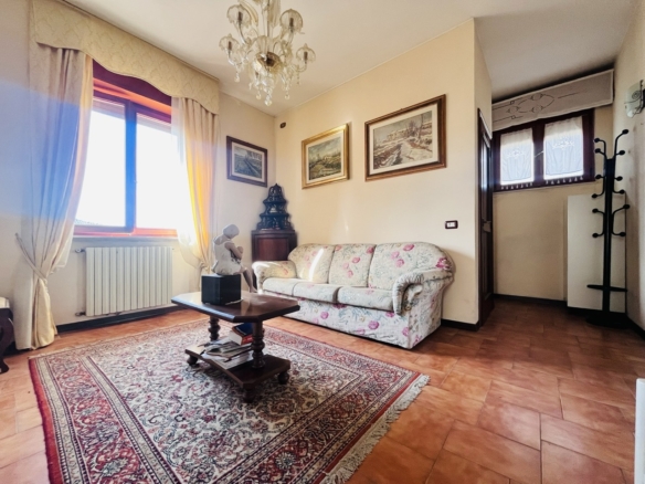 Villa indipendente con 2 appartamenti e giardino privato