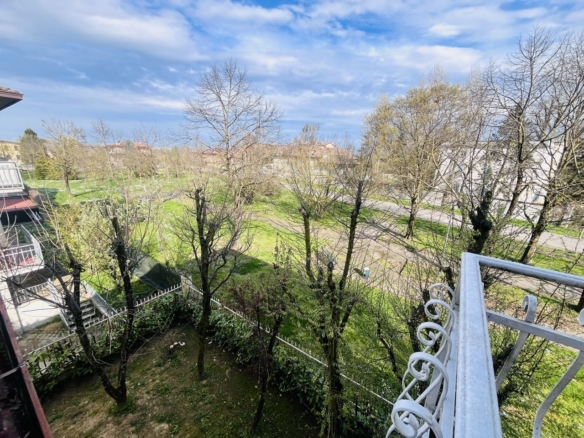 Villa indipendente con 2 appartamenti e giardino privato