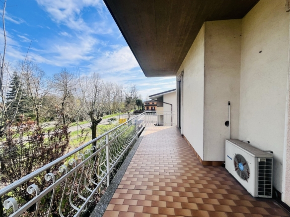Villa indipendente con 2 appartamenti e giardino privato