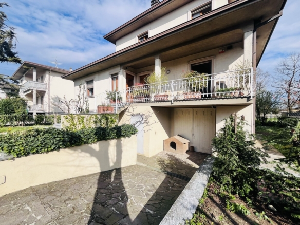 Villa indipendente con 2 appartamenti e giardino privato
