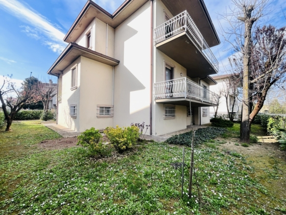 Villa indipendente con 2 appartamenti e giardino privato