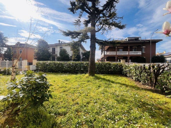 Villa indipendente con 2 appartamenti e giardino privato