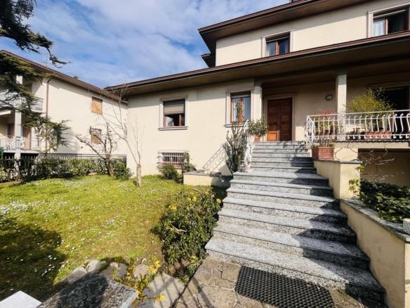 Villa indipendente con 2 appartamenti e giardino privato