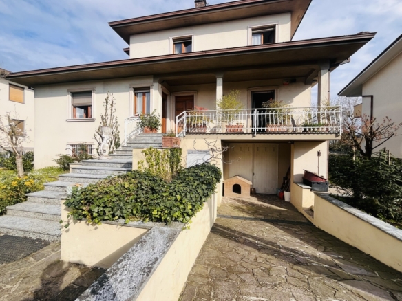 Villa indipendente con 2 appartamenti e giardino privato