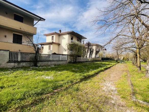 Villa indipendente con 2 appartamenti e giardino privato