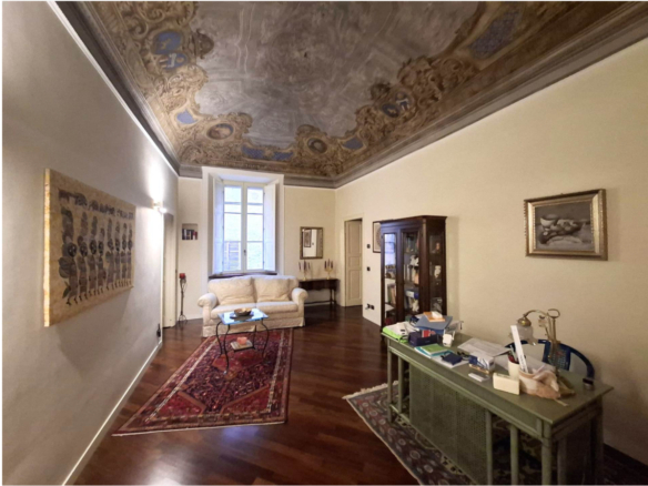 App.to ristrutturato con affreschi e box • Piazza Borgo