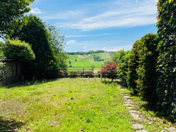 Casa in sasso con giardino panoramico nel borgo antico