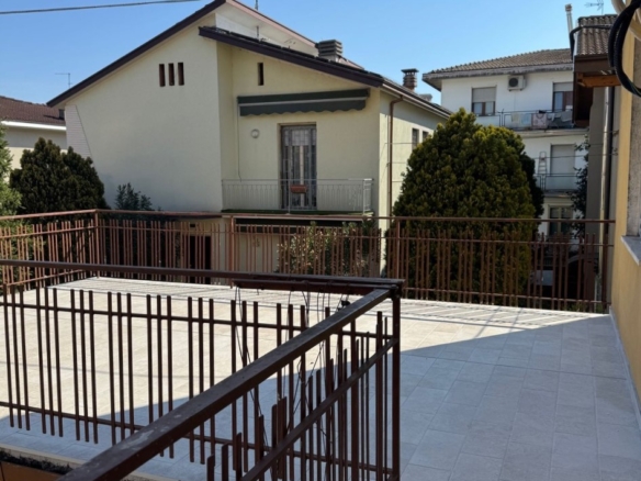 App.to ristrutturato con grande terrazzo