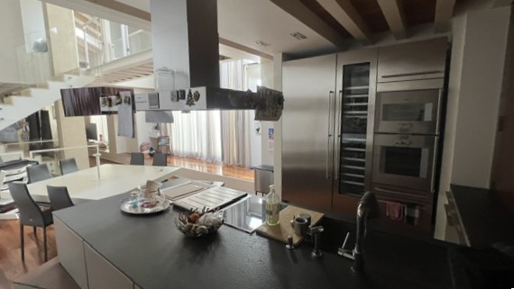 Casa indipendente di design con due autorimesse