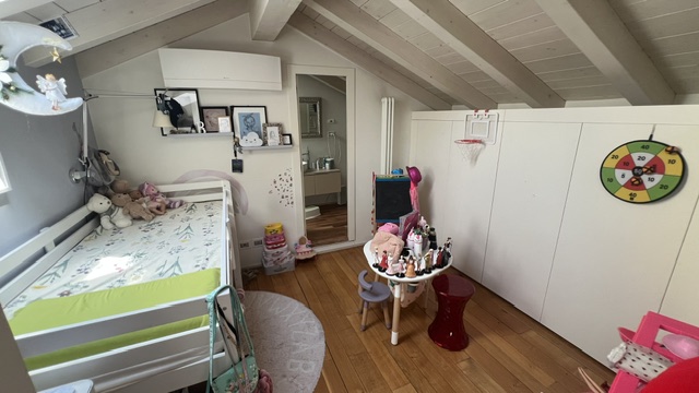 Casa indipendente di design con due autorimesse