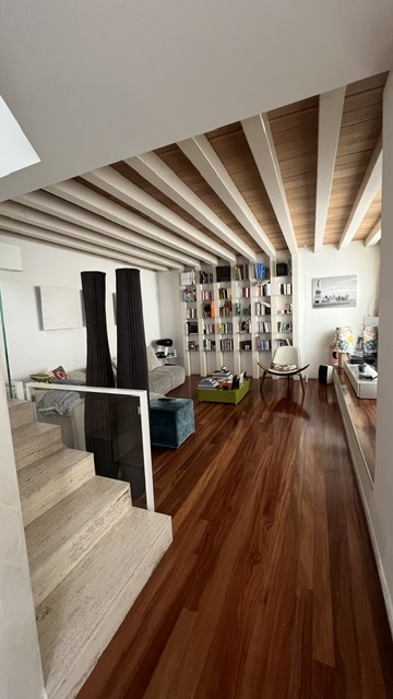 Casa indipendente di design con due autorimesse