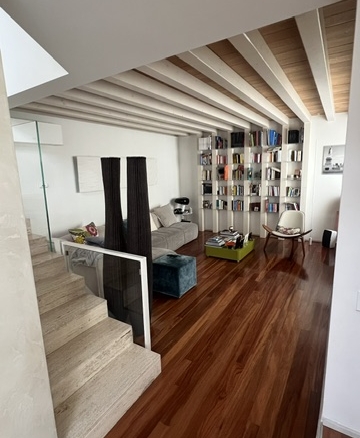 Casa indipendente di design con due autorimesse