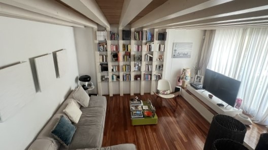 Casa indipendente di design con due autorimesse