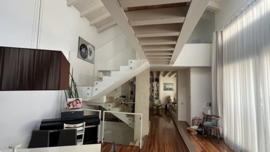 Casa indipendente di design con due autorimesse