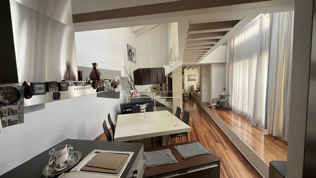 Casa indipendente di design con due autorimesse