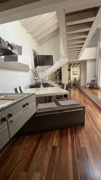 Casa indipendente di design con due autorimesse