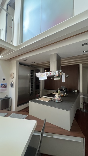 Casa indipendente di design con due autorimesse