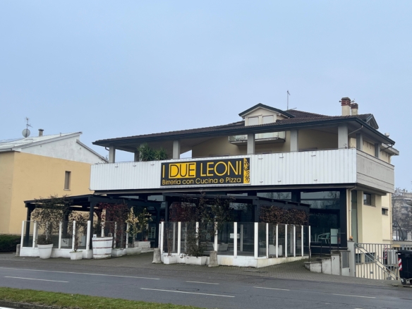 Via Primo Maggio • Palazzina con negozio e 2 appartamenti